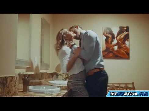 ❤️ Når en barmfagre blondine forfører dig på et offentligt toilet Porn video at da.sexygirlspics-com.ru ❌